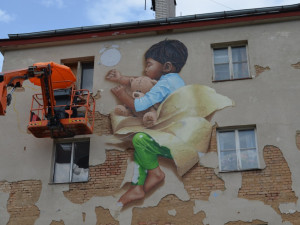 V rámci letošního festivalu WALLZ vznikla na pavlačáku unikátní malba spícího dítěte