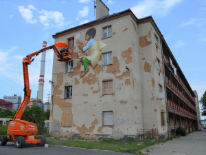 V rámci letošního festivalu WALLZ vznikla na pavlačáku unikátní malba spícího dítěte