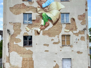 V rámci letošního festivalu WALLZ vznikla na pavlačáku unikátní malba spícího dítěte