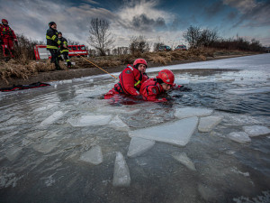 Zapomeňte zatím na bruslení na boleveckých rybnících. I když mrzne, led je ještě nebezpečně tenký