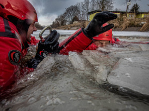 Takto nacvičují hasiči záchranu osob z ledu