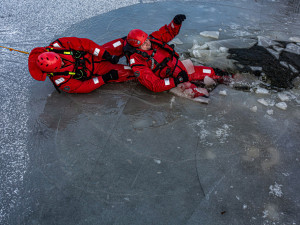 Takto nacvičují hasiči záchranu osob z ledu