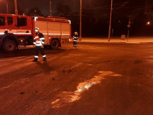 Z proražené nádrže kamionu vyteklo 900 litrů nafty, řidič ji rozbryndal po kilometrech silnic