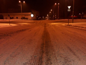 Z proražené nádrže kamionu vyteklo 900 litrů nafty, řidič ji rozbryndal po kilometrech silnic