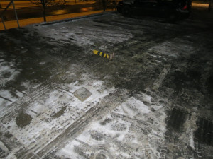 Z proražené nádrže kamionu vyteklo 900 litrů nafty, řidič ji rozbryndal po kilometrech silnic