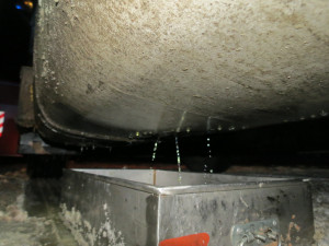 Z proražené nádrže kamionu vyteklo 900 litrů nafty, řidič ji rozbryndal po kilometrech silnic