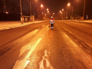 Z proražené nádrže kamionu vyteklo 900 litrů nafty, řidič ji rozbryndal po kilometrech silnic