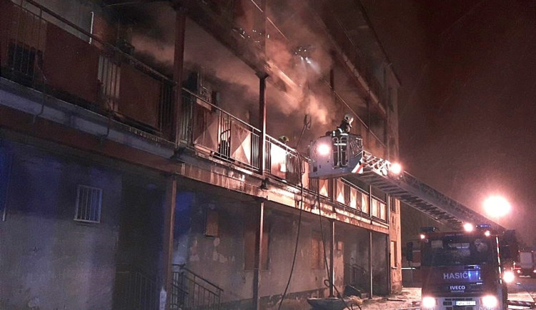 Nechvalně proslulý pavlačák zachvátil požár. S ohněm bojovaly desítky hasičů