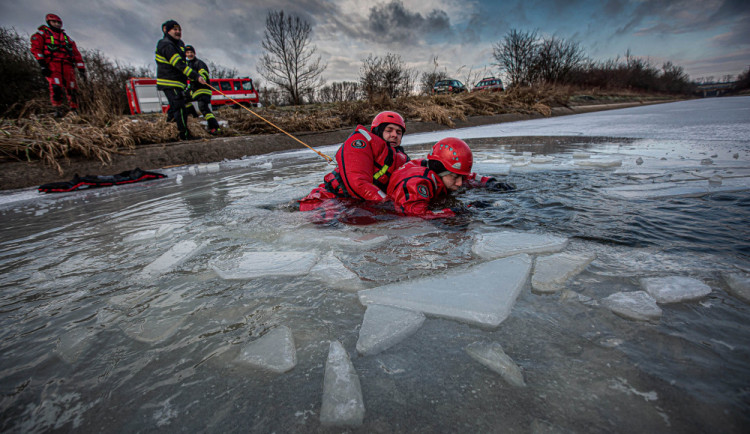 Takto nacvičují hasiči záchranu osob z ledu