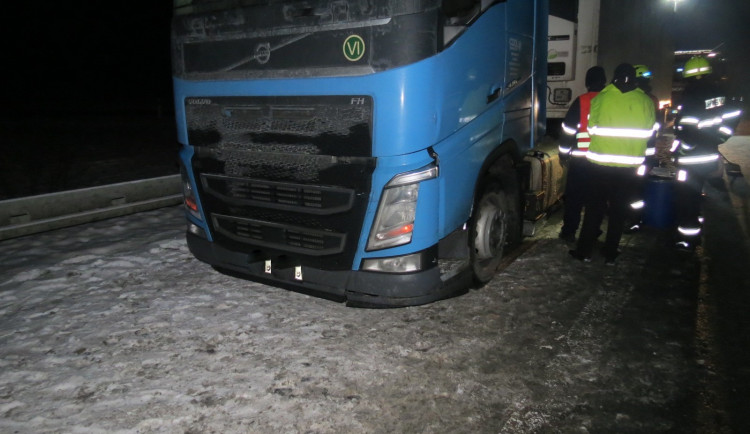 Z proražené nádrže kamionu vyteklo 900 litrů nafty, řidič ji rozbryndal po kilometrech silnic