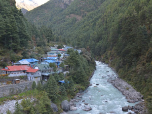 SAMA V NEPÁLU:  Cesta z Lukly do Monjo aneb zvířecí bobky a moč
