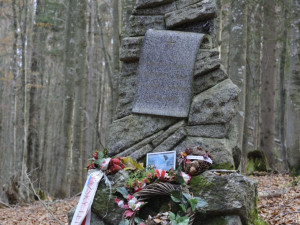 Památník připomínající tragickou štědrovečerní leteckou nehodu na Šumavě