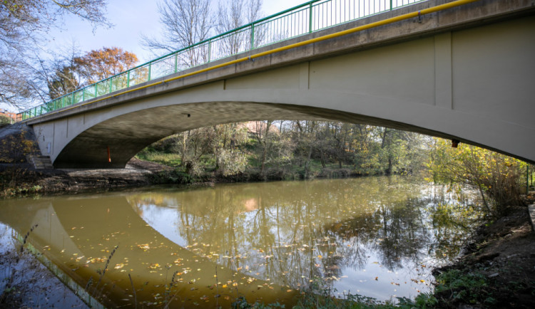 Ovčí most přes řeku Radbuzu v Holýšově na rozdíl od jiných mostů už prošel náročnou opravou za 25 milionů, opět ho mohou využívat motoristé i pěší