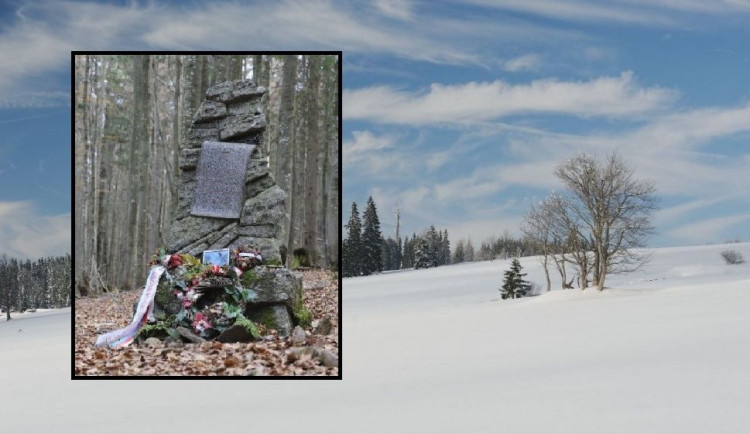 Huťská hora a památník připomínající tragickou štědrovečerní leteckou nehodu na Šumavě