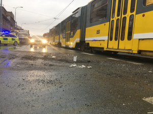 Řidič osobáku zemřel po čelním střetu s tramvají, nejspíš za volantem těsně před tragédií zkolaboval