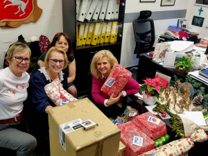 Sbírka vánočních dárků iniciativy Holky holkám sklidila úspěch, maminkám s dětmi v nouzi splní 83 přání