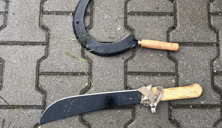 Zfetovaný muž kolem sebe máchal mačetou, jeho batoh ukrýval i srp