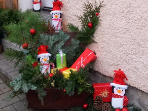 Nultý ročník soutěže o nejhezčí vánoční výzdobu zná své vítěze, bodoval vyparáděný balkon, provozovna i rodinný dům