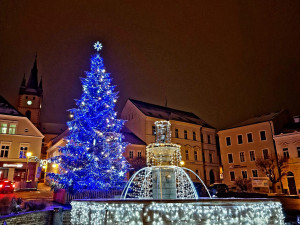 Také samotná radnice se má čím pochlubit. Kromě stromečku se v Tachově rozzářila i kašna, foto: FB/Luboš Mareš