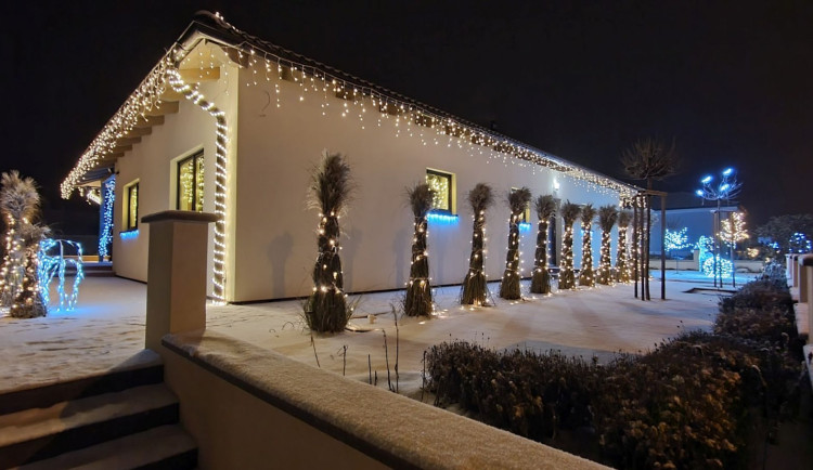 Nultý ročník soutěže o nejhezčí vánoční výzdobu zná své vítěze, bodoval vyparáděný balkon, provozovna i rodinný dům