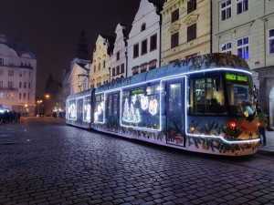 O nejkrásnější vánoční tramvaj soutěží v populární anketě rekordní počet měst. Vybojuje Plzeň vysněné zlato?