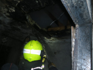 Probudil nás pláč dcery, říkají mladí rodiče. Požár je připravil o střechu nad hlavou