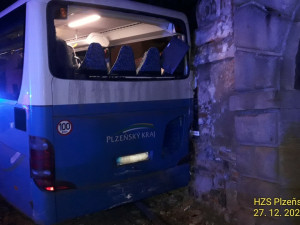 Při srážce autobusu a osobního auta se zranilo několik osob, záchranáři převezli do nemocnici i roční dítě