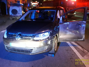 Při srážce autobusu a osobního auta se zranilo několik osob, záchranáři převezli do nemocnici i roční dítě