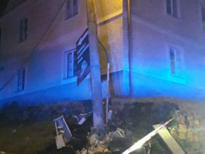 Při srážce autobusu a osobního auta se zranilo několik osob, záchranáři převezli do nemocnici i roční dítě