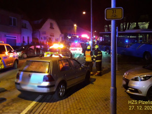 Při srážce autobusu a osobního auta se zranilo několik osob, záchranáři převezli do nemocnici i roční dítě