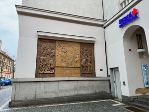 Adolf Hitler shlíží už od roku 1936 z historického reliéfu umístěného u vstupu do spořitelny v centru Sušice