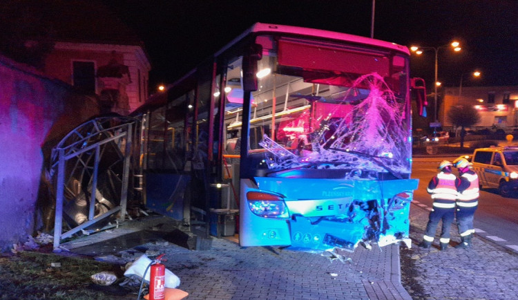 Při srážce autobusu a osobního auta se zranilo několik osob, záchranáři převezli do nemocnici i roční dítě