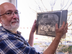 Kurátor muzea Tomáš Bernhardt připravil výstavu Zima na skle