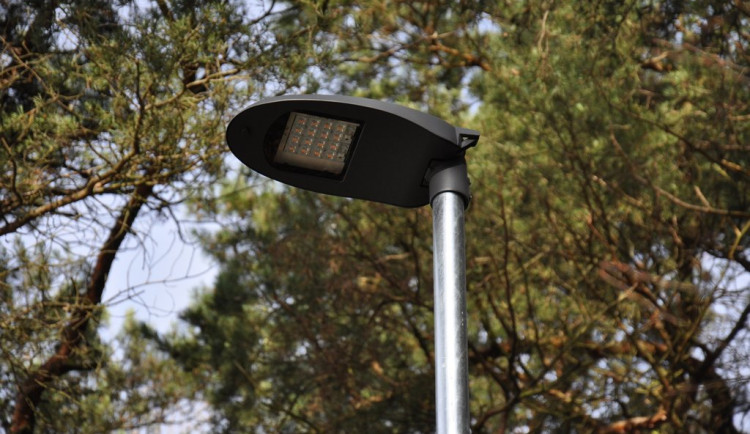 Cestu u břehu oblíbeného Boleváku osvětlují lampy, město za jejich instalaci zaplatilo 1,7 milionu