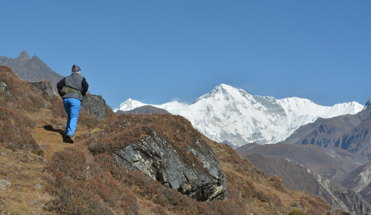 SAMA V NEPÁLU: Výš, skokem nad čtyři tisíce metrů a Cho Oyu střídá Mount Everest