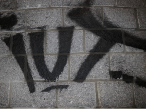 Zběsilý sprejer řádil v okolí vlakového nádraží. Nápisy nastříkal na dveře vagonu, na zdi, na dlažbu i na galerii