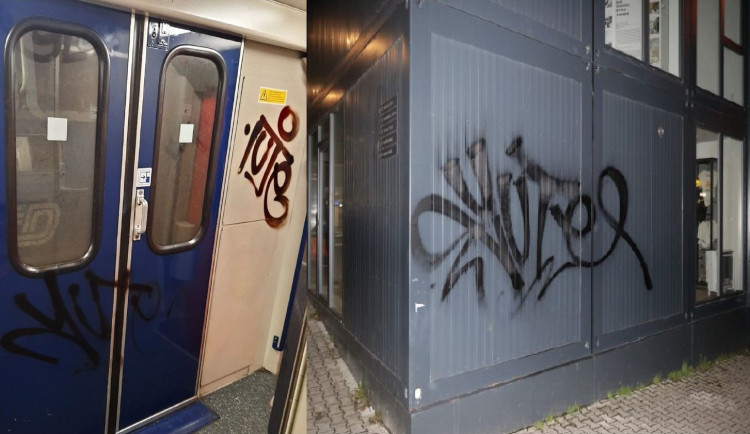 Sprejer nastříkal nápisy na dveře vagonu, ale i na stěnu Paluby Hamburk, kde sídlí galerie a infocentrum