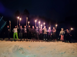 Se zapálenými pochodněmi sjížděli lyžaři sjezdovku v Nýrsku, na nedalekém Špičáku pouze běželi z nejprudší české sjezdovky