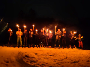 Na sjezdovce v Nýrsku se lyžaři s pochodněmi loučili jízdou se starým rokem