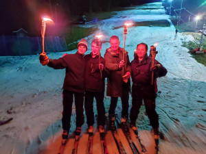 Na sjezdovce v Nýrsku se lyžaři s pochodněmi loučili jízdou se starým rokem