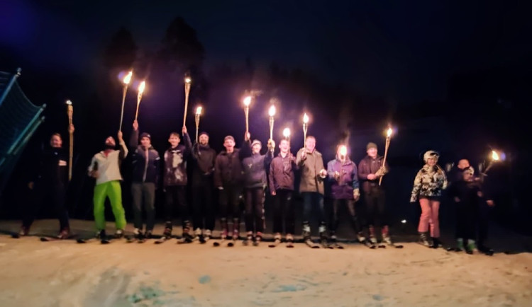 Na sjezdovce v Nýrsku se lyžaři s pochodněmi loučili jízdou se starým rokem