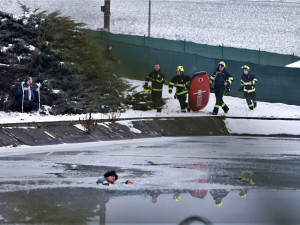 Velitel směny rokycanských hasičů ukončil po 26 letech službu, rozloučil se kuriózní záchranou tonoucího