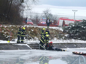 Velitel směny rokycanských hasičů ukončil po 26 letech službu, rozloučil se kuriózní záchranou tonoucího