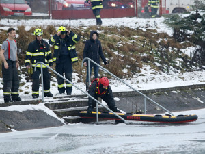 Velitel směny rokycanských hasičů ukončil po 26 letech službu, rozloučil se kuriózní záchranou tonoucího