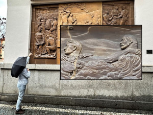 Reliéf s Adolfem Hitlerem umístěný u vstupu do spořitelny v Sušici si nadále uchovává jedno velké tajemství