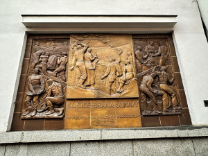 Reliéf s Adolfem Hitlerem umístěný u vstupu do spořitelny v Sušici si nadále uchovává jedno tajemství