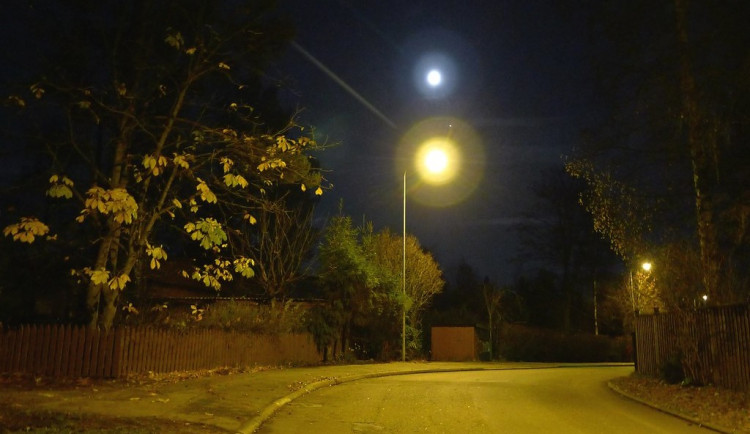 Lidé v Nýřanech musí chodit po ulici s baterkou v ruce, závadu na veřejném osvětlení se nedaří najít