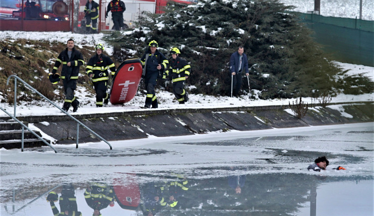 Velitel směny rokycanských hasičů ukončil po 26 letech službu, rozloučil se kuriózní záchranou tonoucího