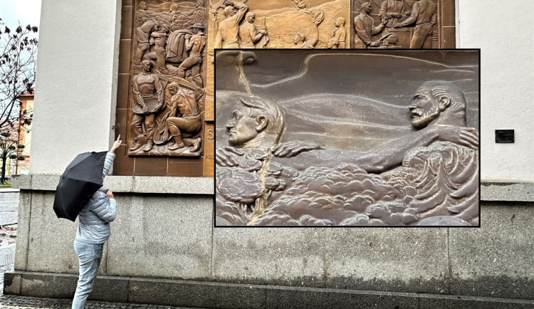 Reliéf s Adolfem Hitlerem umístěný u vstupu do spořitelny v Sušici si nadále uchovává jedno tajemství