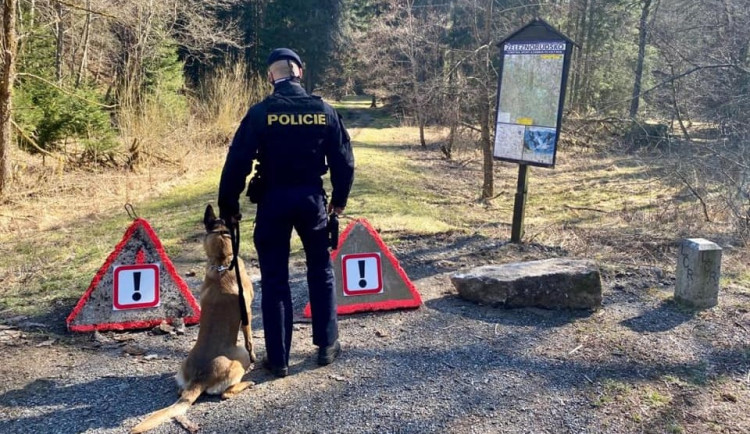 Školačka spustila policejní manévry. Nahlásila, že ji cestou ze školy pronásledovala neznámá dodávka